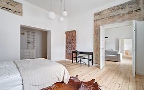 Spacious 2-Bedroom Flat In Old Town By Urban Rent